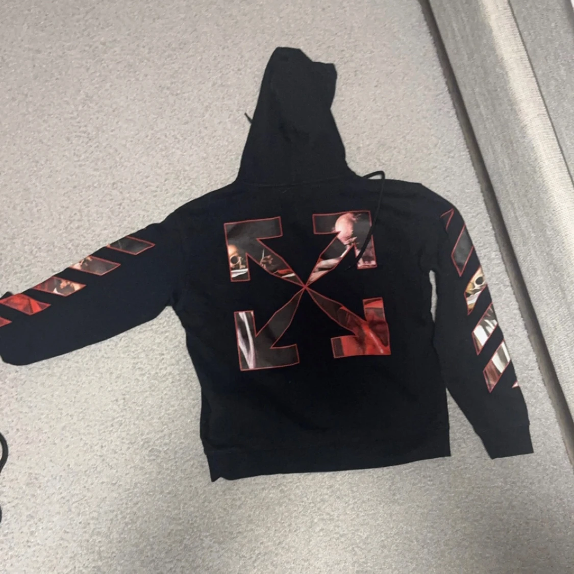 Svart hoodie från Off-White med Caravaggio-tryck - 1