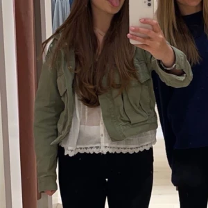 Olivgrön jeans jacka  - Olivgrön jeans jacka från Zara i bra skick och inga defekter! Perfekt nu till våren💕Skriv vid intresse eller vid diskution av pris!