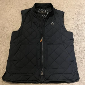 Morris väst - Säljer nu en snygg mörkblå quiltad väst från Morris i storlek M. Perfekt nu inför våren.  pris går att diskutera!