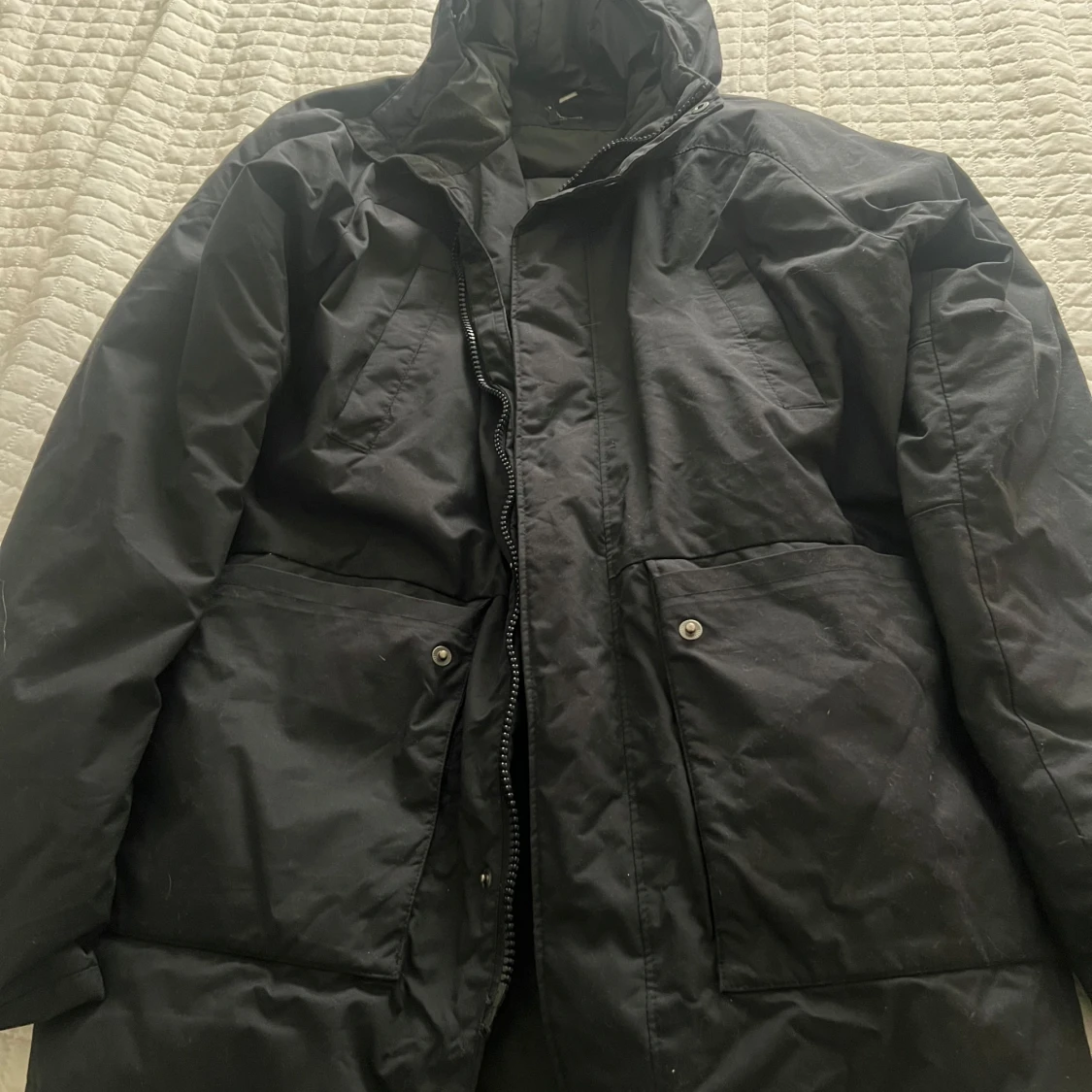 Svart dunjacka med huva