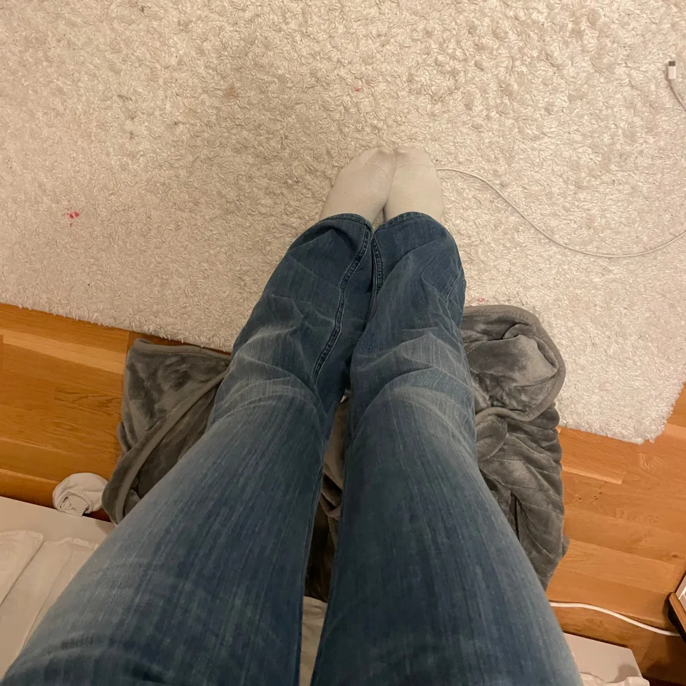 Snygga blå bootcut jeans med en klassisk femficksdesign. De har en lågmidjad passform och är perfekta för en avslappnad stil. Jeansen har en lätt tvättad look som ger dem en trendig touch. Skit snygga men säljer då jag inte använder de tillräckligt☺️ Aka mäta ikväll eller imorgon sen skriver jag måtten här ☺️. Farkut & Housut.