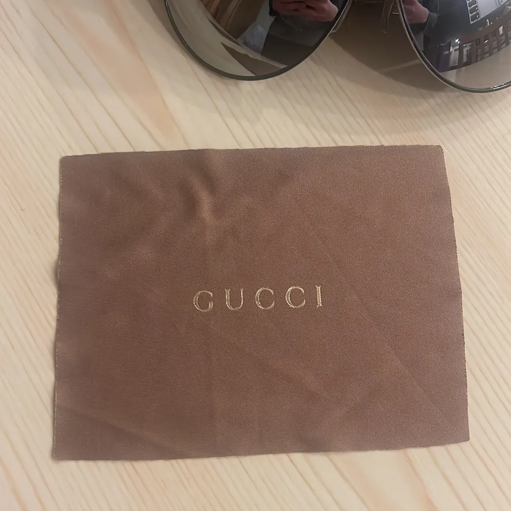 Snygga solglasögon från Gucci med spegelglas och klassisk aviatorform. De har en stilren design med en tunn metallram och kommer med ett brunt fodral med Gucci-logga. Perfekta för att ge en lyxig touch till din stil.. Asusteet.