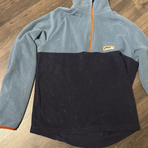 Blå och svart fleece tröja med dragkedja - Blå tröja från Everest med half zip