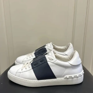 Valentino open  - Jag säljer nu mina open/ skick 9/10. Storlek 40 passar 41 väldigt snygga och bara  posen tillkommer vid köp.