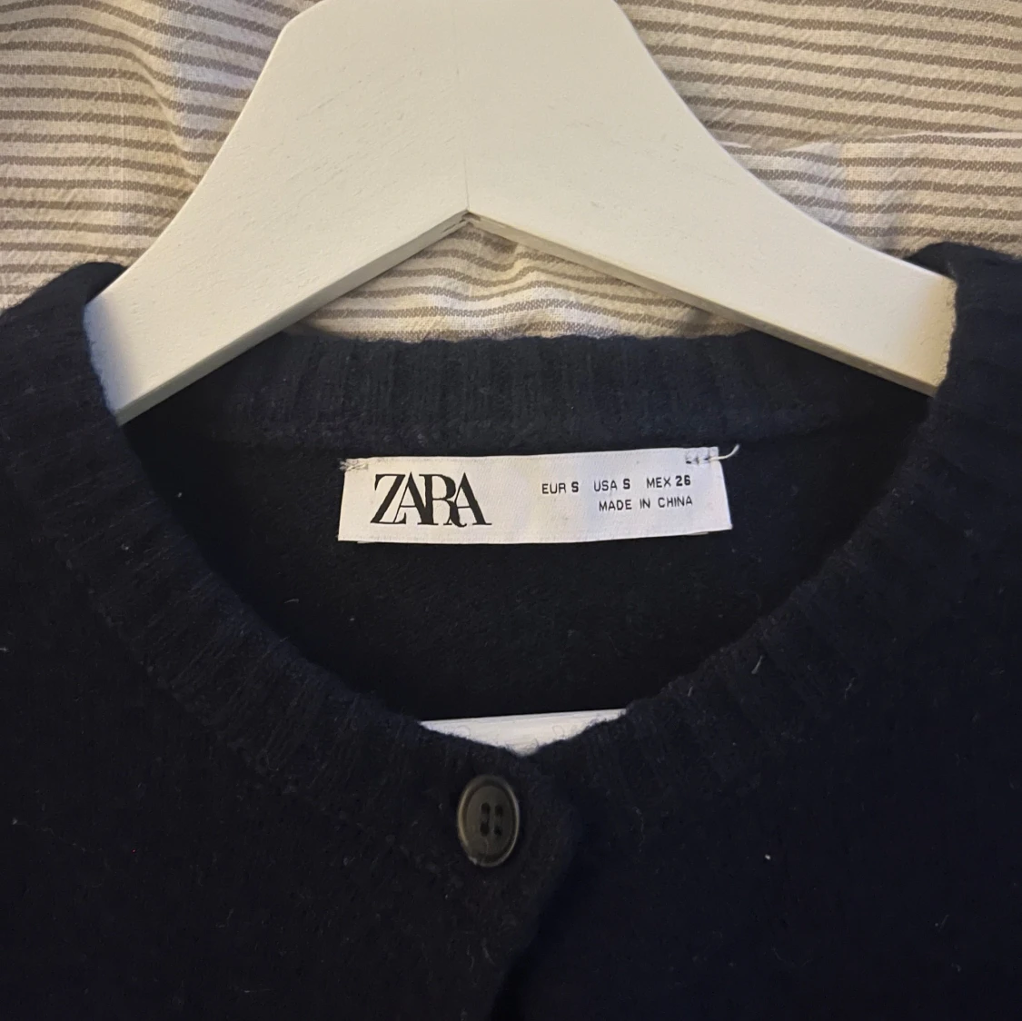 Stickad kofta med knappar - 1