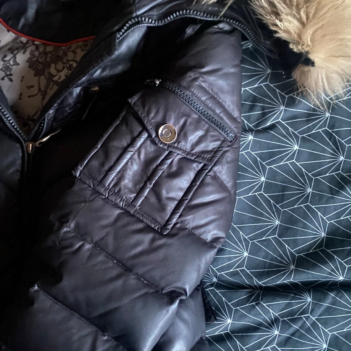 Svart dunjacka från Hollies - 2