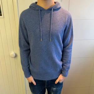 Merinoull Hoodie - En sjukt snygg Merinoull Hoodie i en snygg och unik blå färg! Storlek S, modellen är 179cm lång. Använd max 3 gånger, inga defekter! Hör av dig vid intresse😊