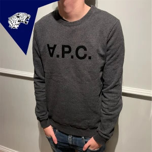 A.P.C TRÖJA   - Rikigt snygg A.P.C tröja | Strl: M | Skick: 8/10 | Modellen är 181 | Hör av dig om du har någon fundering! 