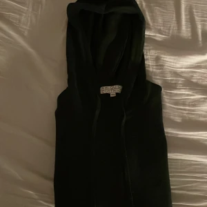 Olivgrön hoodie från Ahlquist Clothing - Säljer en stilren olivgrön hoodie från Ahlquist Clothing i 100% merinoull. Tröjan är köpt för någon månad sedan och har använts ett fåtal gånger. Hör av dig vid frågor eller funderingar!