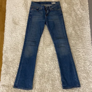 Lågmidjade jeans  - Lågmidjade bootcut jeans från Crocker. Säljer då de tyvärr inte passar mig så bra. De är i fint skick bortsett från två små slitningar på baksidan (bild 5 och 6) som inte märks av när man använder dem! Storlek W26 L32. Midjemåttet rakt över är ca 35cm och innerbenslängden ca 78cm. Hör av dig vid frågor eller om du skulle vilja se fler bilder 🩷
