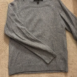 Grå stickad tröja från Vero Moda - Mysig stickad tröja med en blå ton från Vero Moda. Perfekt vid alla tillfällen och årstider.  Tröjan har långa ärmar och ribbade kanter vid ärmslut och nederkant❣️Knappt använd och är som ny. 