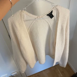 Vit stickad kofta från Lindex - Mysig vit stickad kofta från Lindex i storlek S. Säljer då den inte kommer till användning 😊