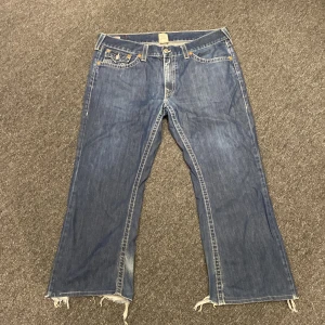 Bootcut true religion jeans - Feta bootcut true religion jeans lite sönder längst ner då jeansen är ganska långa. Går alltid att sy upp