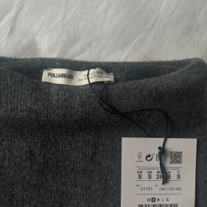 Kortärmad tröja  - Jättefin, helt oanvänd ”stickad” tröja från Pull&Bear med lappen kvar. Pris kan diskuteras