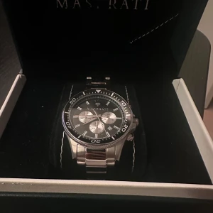 Maserati klocka - Fin klocka i nyskick. Extra länkar medföljer samt original låda.  40mm. Vattentät.  Nypris 3000kr