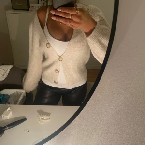 Beige stickad kofta med knappar - Säljer en mysig beige stickad kofta med stora knappar framtill. 