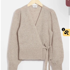 Omlott kofta - Säljer min snygga kofta från other stories eftersom jag inte använder den längre. Nypris 790kr💕💕