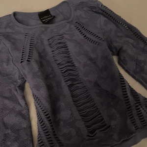 Blå tröja från Urban outfitters  - Säljer en jättesnygg mörkblå tröja med unikt mönster och detaljerade utskärningar. Tröjan har långa ärmar och en tight passform som ger en cool look! Använd väldigt fåtal gånger så inga defekter 💗Tröjan är S men passar XS med. 