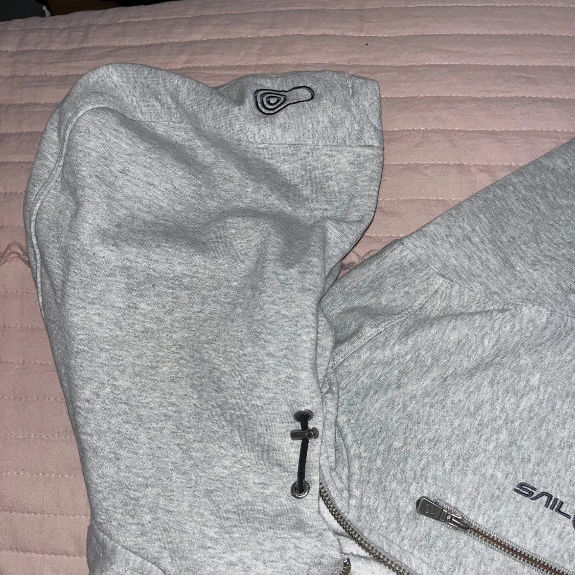 Grå hoodie från Sail Racing - 1