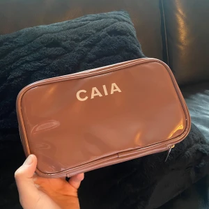 Caia neccissär - En brun borste-neccissär från Caia! Så gott som ny, väldigt praktisk neccissär och man får plats med m ut krt trots att den inte är så stor!