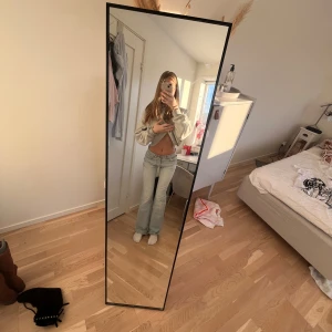 Lowwaist only jeans  - Superfina jeans men som tyvärr inte sitter som jag vill 💓 Byxorna har ett litet hål som jag märkte när jag fotade (bild 3) men ingenting som syns när man har på sig byxorna 