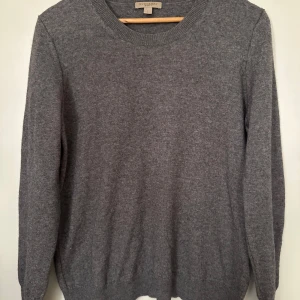 Burberry - Burberry cashmere crewneck. Size L passar S/M. Skick 9/10. Pris 1090kr. 