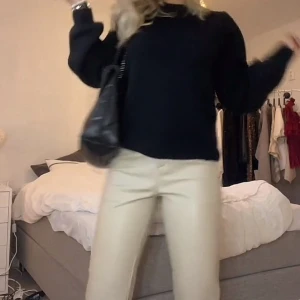 Skinnbyxor  - Supercoola skinnbyxor! Storlek XXS men passar mig som vanligtvis är S och 169 cm lång!✨