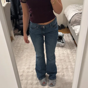 Blå bootcut jeans - Snygga blå bootcut jeans med låg midja. 