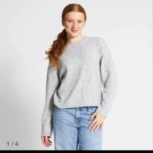 Grå stickad tröja - Mysig grå stickad tröja med rund hals och långa ärmar. Perfekt för kyligare dagar och enkel att matcha med olika outfits. Tröjan har en klassisk design som passar till det mesta💗