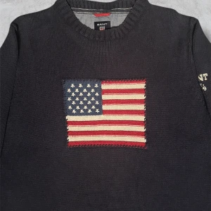 Marinblå Stickad Gant Crewneck - Marinblå Stickad GANT tröja med USA flagga Storlek L Mycket fint skick  Köp den nu via köp nu funktionen innan någon annan hinner före💸  Postar alltid inom 24h📦  Tveka inte att höra av dig om du har frågor🧐  Lägg ett prisförslag om du tycker det är för dyrt💸  Kolla min profil för andra fina kläder🛍️