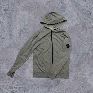 C.P. Company zip-up - Riktigt fet vintage C.P. Company zip-up med goggle på armen 🦍Knappt använd, lite slitna strings på zippern men annars bra 🧊Står ingen storlek men sitter slim på mig som brukar ha på mig small 🤩Pris kan såklart diskuteras ‼️ 