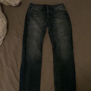 Mörkblå jeans från Jack & Jones - Snygga mörkblå jeans från Jack & Jones som är i bra skick. Skriv vid intresse, snabb affär billigare pris!