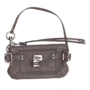 Chloé paddington bag - Säljer snyggaste Chloé Paddington väskan, i en så najs brun/grå färg. Kommer med dustbag. Behöver sälja fort så kan erbjuda hemkörning med väskan innan fredag (inom Stockholmsområdet). Har ett pyttelitet hål i inre fodret men inget man tänker på.