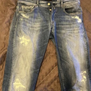 Blå Replay Grover jeans - Säljer nu mina replay jeans då de bara ligger i garderoben och väntar på någon ny! Jeansen är i modell Grover och storlek 33/34 Bara höra av sig vid frågor och funderingar! ⭐️😁☀️ Midjemått 86cm Innerbensmått 87cm Lårviddsmått 62cm 