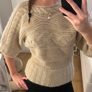 Beige stickad tröja  - Jättefin stickad tröja med trekvartsärmar!💗 Storlek S men passar nog XS-M!! Hör av er om ni undrar något 
