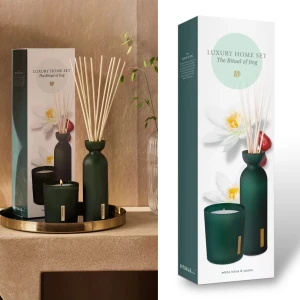 Nytt! Luxury Home Set - The Ritual of Jing - Helt nytt! Upptäck en lyxig doftupplevelse med The Ritual of Jing. Setet innehåller en elegant grön doftspridare och ett matchande doftljus, båda med en lugnande doft av jujubär och lotusblomma. Perfekt för att skapa en avkopplande atmosfär i hemmet. Doftspridaren räcker i upp till 3 månader och kommer i en påfyllbar flaska. Båda är i full size; 290gr & 250ml. Ord pris 379+279=658 