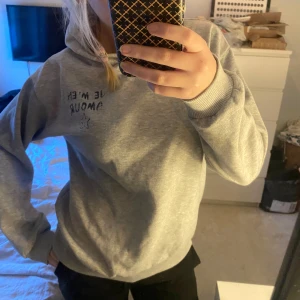 Grå hoodie med text - Snygg grå trendig hoodie med ett stort svart text tryck på ryggen och ett litet på framsidan!💖 Storlek 158/164 men passar mig som är en S☺️ Superbra skick, det enda är att den är nopprig