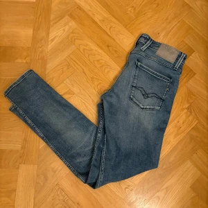 Replay Anbass - Replay Anbass jeans w 30 L 32 Längd 101 cm Midjemått 39x cm Mycket fint skick bara att höra av sig vid frågor!