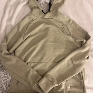 Hoodie - Ny hoodie, knappt använd. Storlek. Xs men passar även en S, mindre M. 
