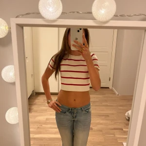 Magtröja från Zara - Jättefin topp från Zara. Nästan aldrig använd. Jättefint skick. Tryck gärna på köp nu🫶🏼🫶🏼