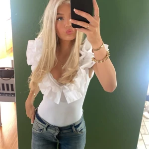 Vit body med volang från zara - Så himla fin