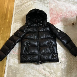 Moncler maya  - Säljer min Moncler maya för har slutat använda den har fått en ny jacka den har inga skador pris kan diskuteras 