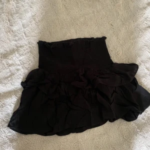 Svart volangkjol - Svart volangkjol från shein, säljes då den var för liten för mig
