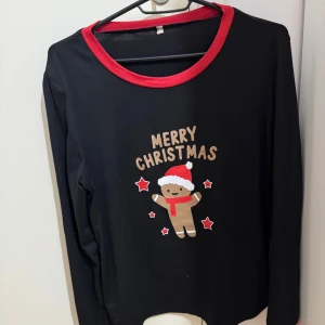 Svart jultröja och byxor med pepparkaksmönster - Jul pyjamas i stl S säljs för 100 kr. 