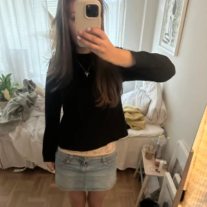 Svart sweatshirt - Så snygg och cool svart tröja. Perfekt och ha någon annan tröja under !!🩵 st S men skulle säga att den är mer som en xs/s