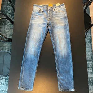Jack and Jones Jeans - Jack and Jones Jeans i modellen Tapered/Mike. storlek W29 L32. Köpta från Jack and Jones nypris 899kr. Använda 2-3 gånger så i väldigt bra skick.                                                                           Hör av er vid frågor, funderingar eller prisförslag!
