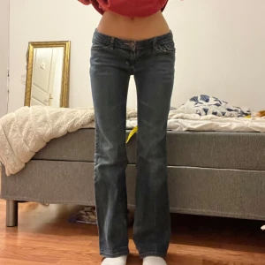 Jeans  - Midjemått: 39cm. Innerbenslängd: 77cm. 😙 gott skick förutom baksidan av fötterna som är nedtrampade! Se bild. ❤️