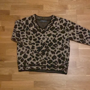 Leopardmönstrad tröja från Primark - Säljer en snygg leopardmönstrad tröja från Primark i storlek S. Tröjan har en v-ringad design och är perfekt för att ge din outfit en trendig touch. Pris kan diskuteras. 