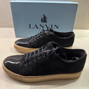 Lanvin skor - Lanvin cap toe till salu! | skick 7/10 | storlek: 43 uk 9 passar 44 | pris: 2099:- Retail: 5000:- | medföljer: Box! | för fler frågor eller funderingar kontakta oss privat Med vänlig hälsning, Näsets Resell