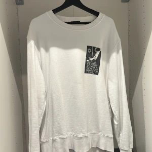 Vit långärmad tröja från Neuw - Tröja från Neuw. Storlek XL men kan passa L också